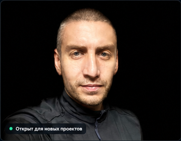 Portraet von Stanislav Chehrynets vor dunklem Hintergrund