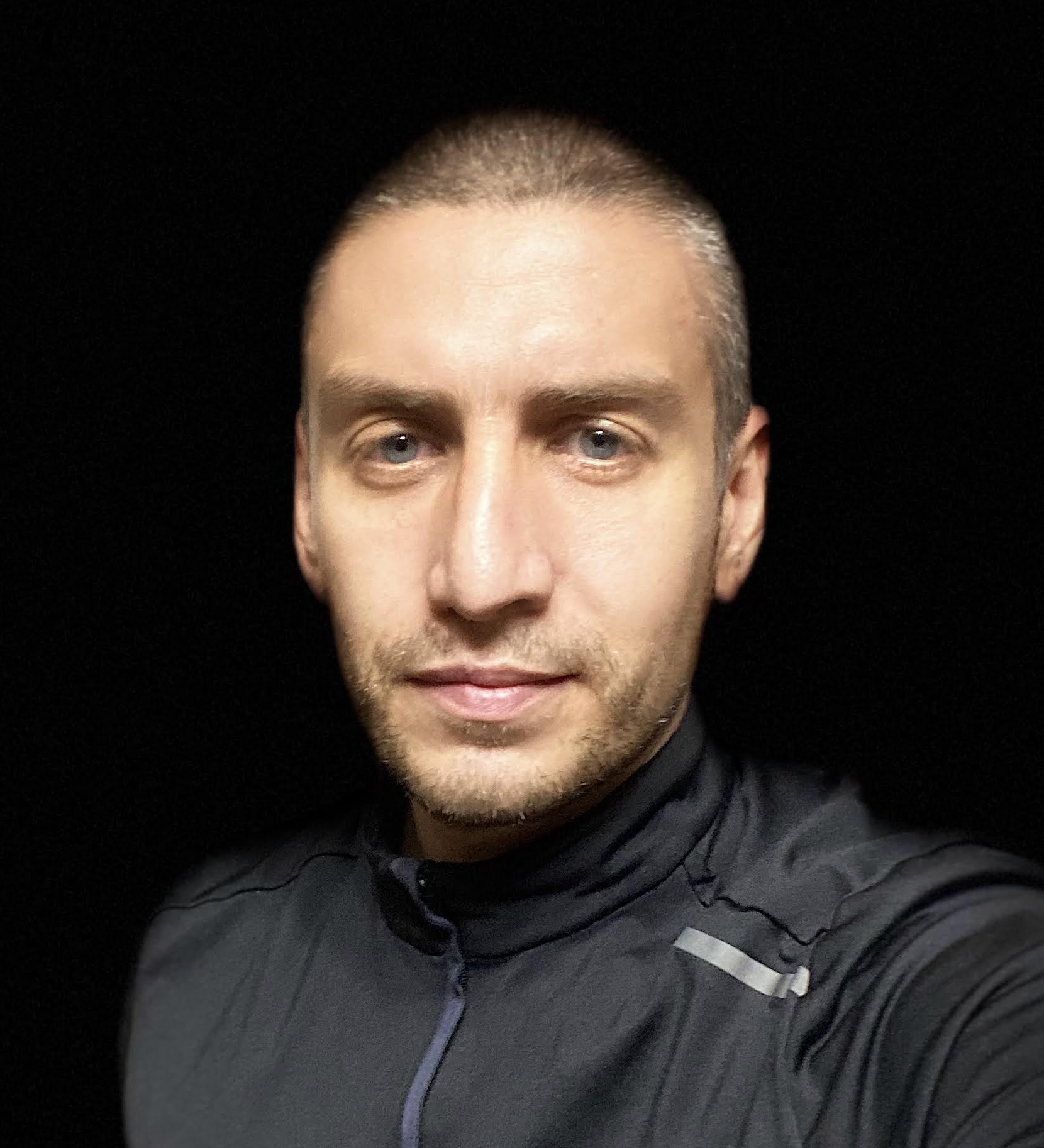 Portraet von Stanislav Chehrynets vor dunklem Hintergrund